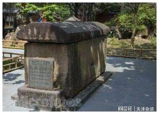 诸葛亮之墓被发掘?墓中场景轰动了历史,专家:他没骗我们