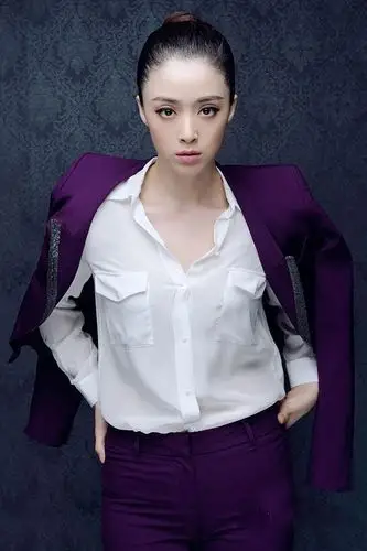 蒋欣最新职业装大片 气质干练化身职业女郎_人物_yoka时尚网