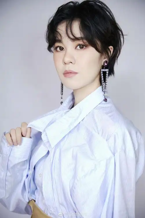 郁可唯 身着y/project上衣,yohanix半裙搭配prada黑色高跟鞋亮相成