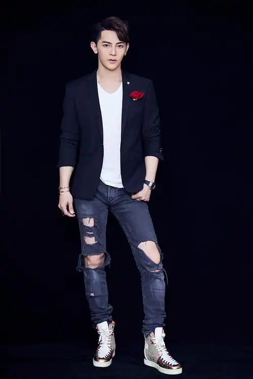 汪东城生日浪漫写真曝光手持玫瑰优雅高甜