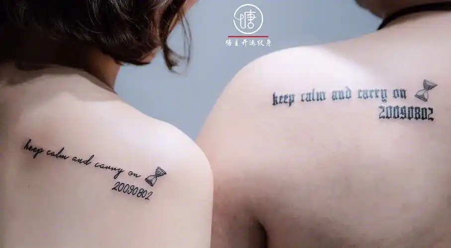 情侣纹身,沙漏纹身,字母纹身,英文字母纹身,后背字母纹身,小清新纹身