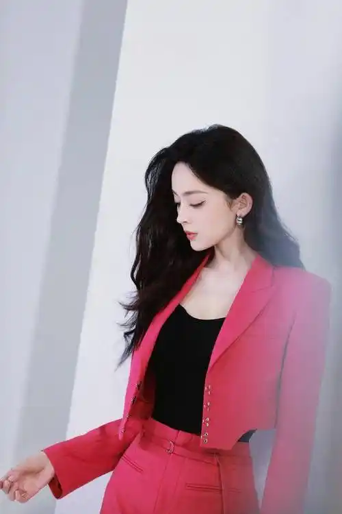 侧颜好美!古力娜扎最新写真释出_造型_时尚