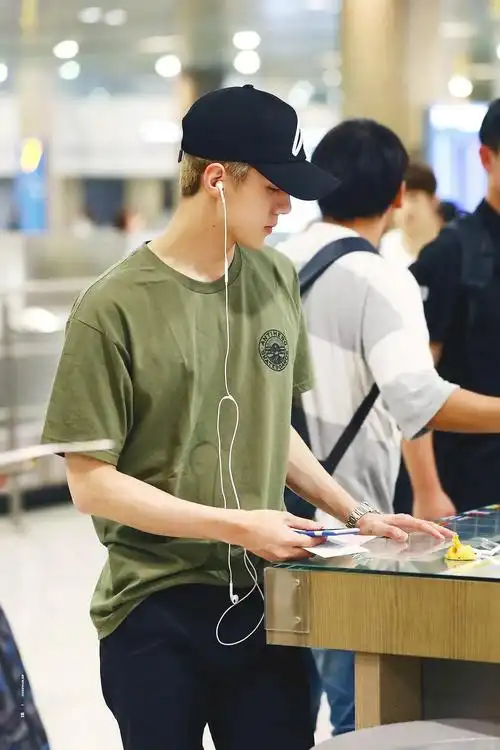 吴世勋的机场秀(又名无法舍弃的棒球帽与毛线帽)【6015注意流量】