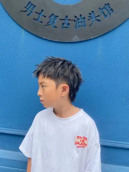 碎盖头是一种非常流行的发型,也深受广大男生们的喜爱.