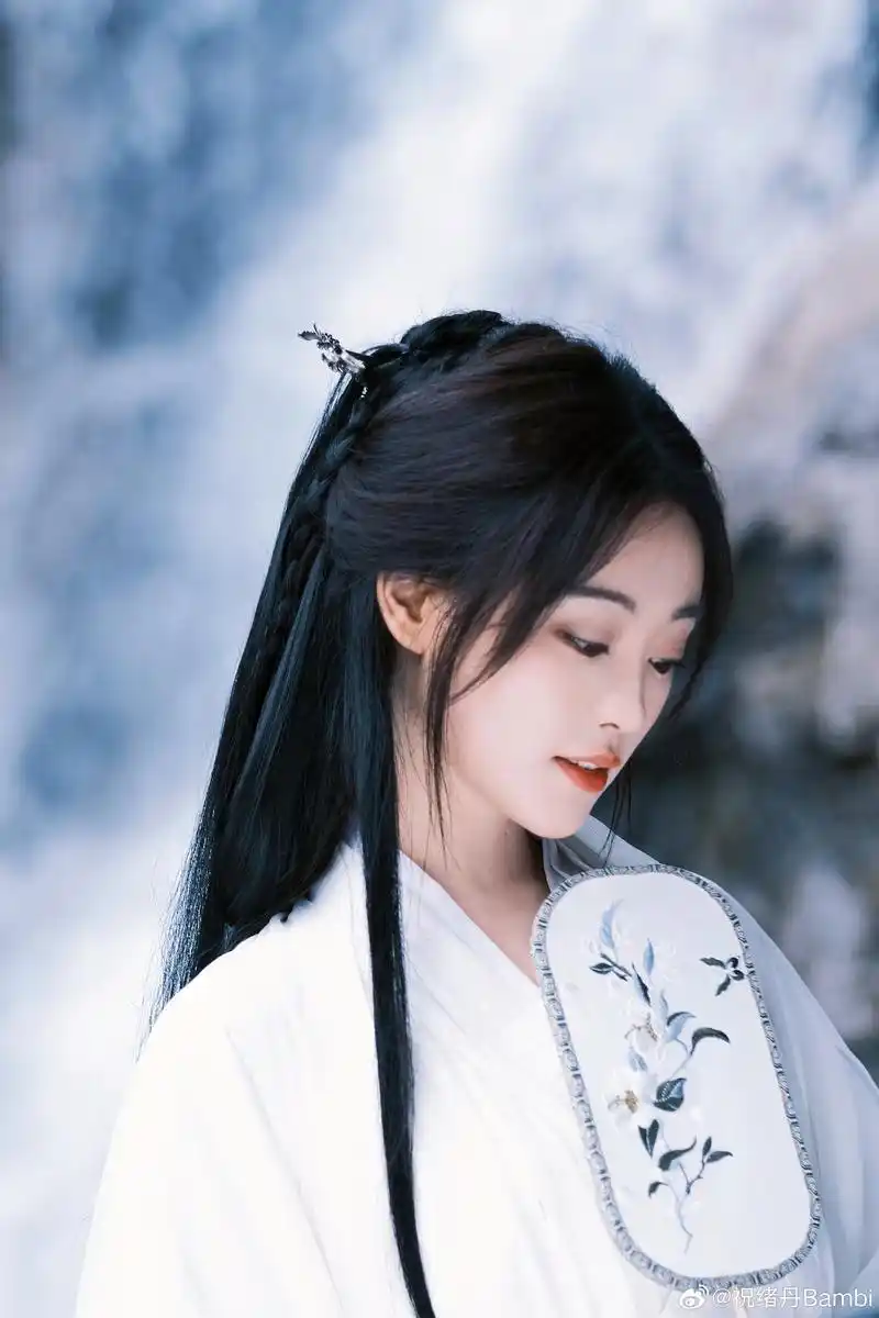 祝绪丹出席活动,白色古装仙气十足,眼神明亮气质清冷