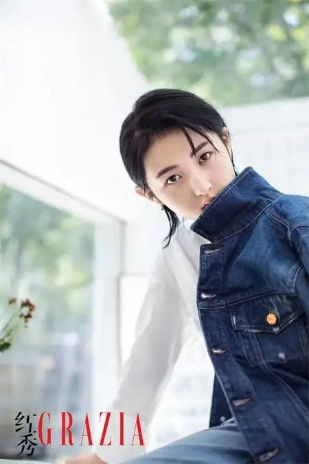 张子枫杂志大片上线 多种造型解读00后新风尚