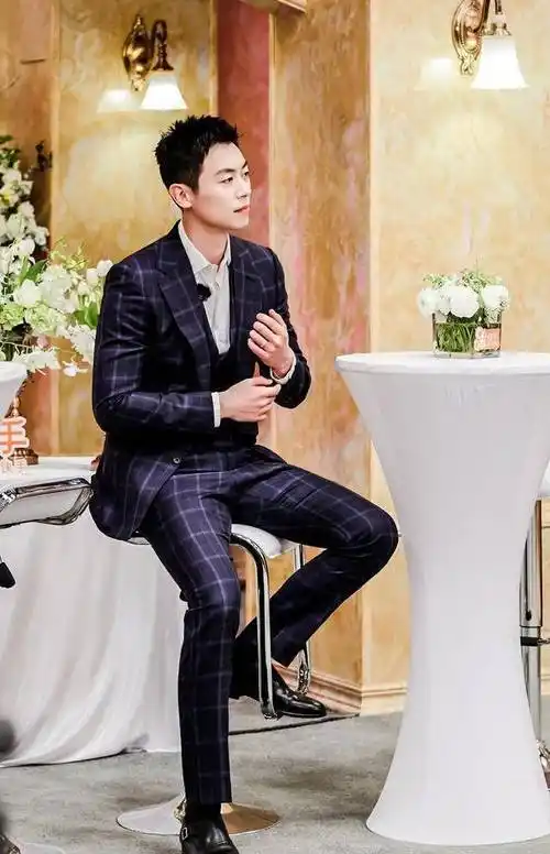 朱亚文不愧是行走的荷尔蒙,穿西装太帅了!