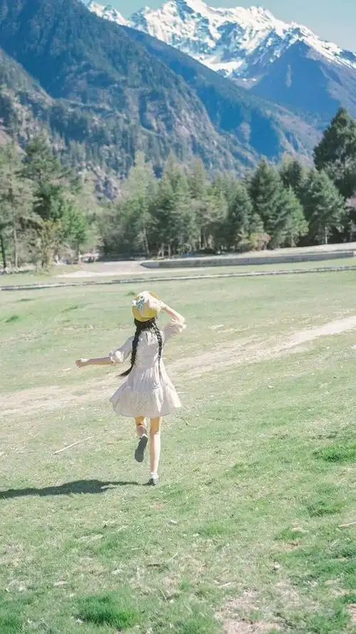 有没有那种女生全身背影的壁纸?真的超爱 可是搜不到!