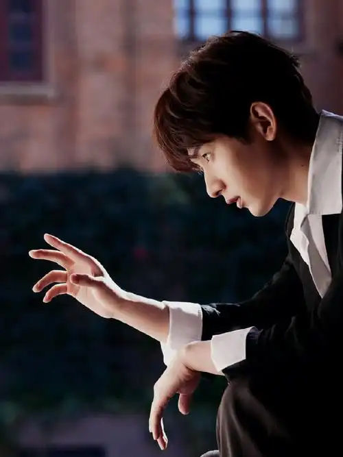 明星时装周行程图##成毅巴黎时装周