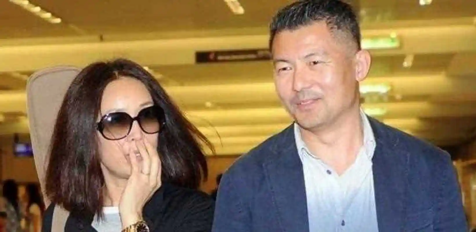 画面中这个中年男人就是那英的老公孟桐了,他有多爱那英呢?