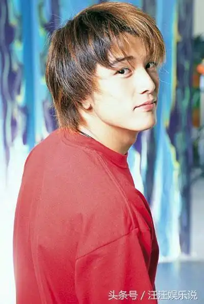 看了20岁邱泽,才知为啥唐嫣甘愿为他刷马桶,赛车技术不输林志颖