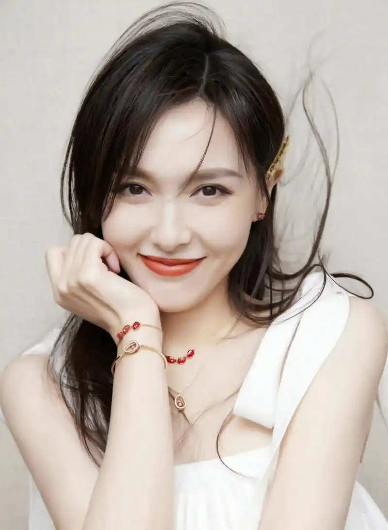 糖糖唐嫣,人如起名笑起来很甜美,笑颜如嫣