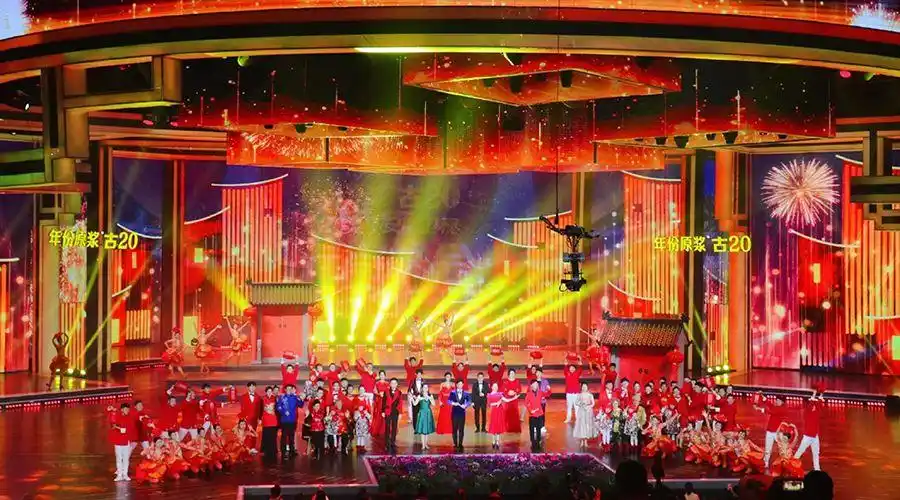 以"感恩守护者,接力正能量"为主题的《2021安徽卫视牛年春晚》在腊月