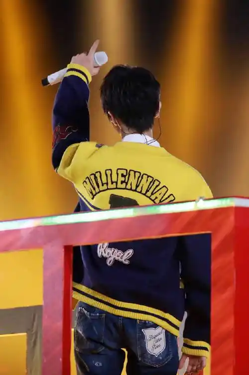 只为王俊凯#王俊凯超话  你的影子能够将黑暗变得明亮  晚安,小凯