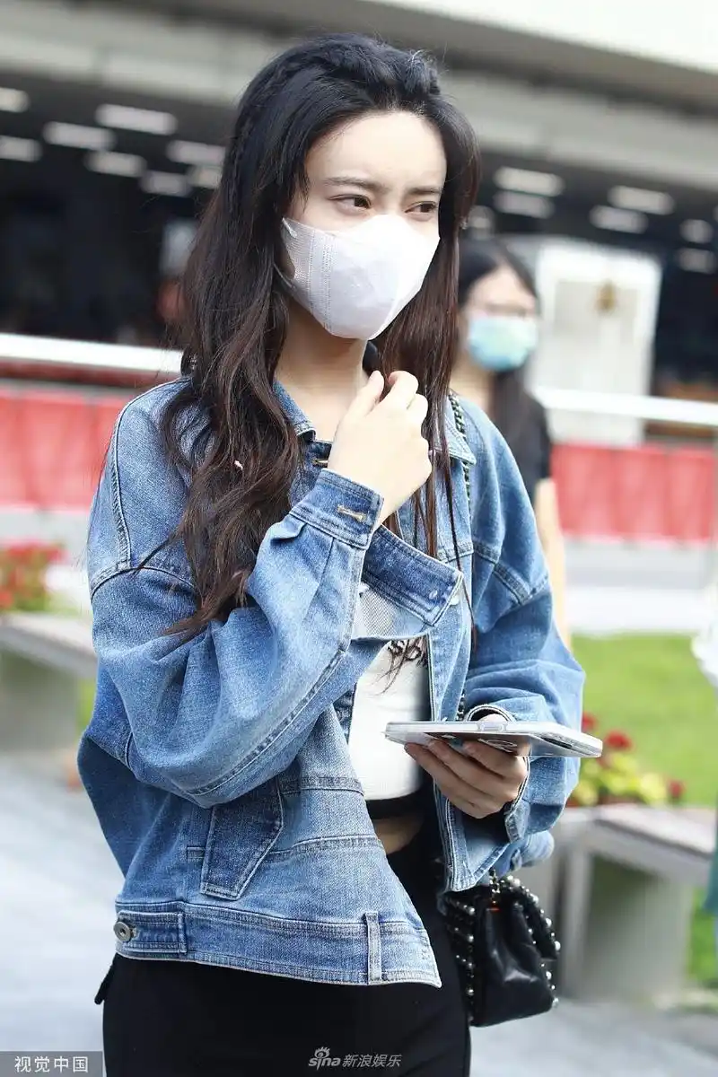 组图:孟子义穿牛仔外套现身机场 彩绳编发元气满满