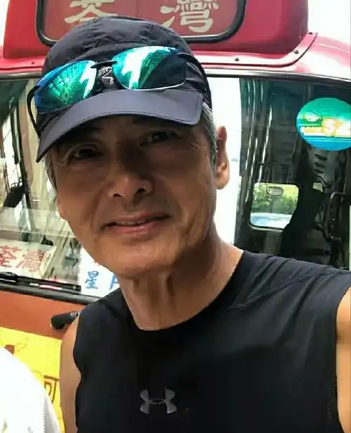 谭咏麟晒周润发近照67岁周润发白发显沧桑穿百元背心打扮有型