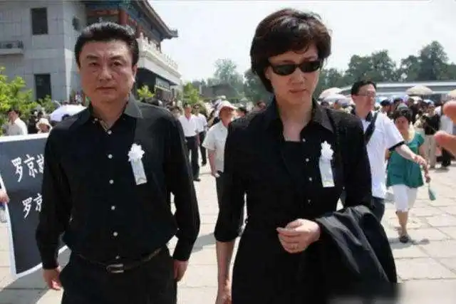 罗京已去世11年:母亲至今不知情,妻子改嫁富商,儿子成这般模样|结婚|