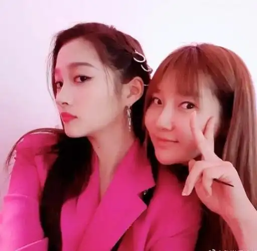 关晓彤跟闺蜜自拍摆出侧颜离开超强美颜后皮肤显健康