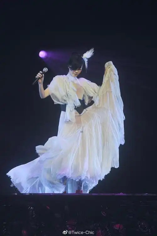 王菲61 2011香港演唱会 那年任裙摆在舞台上飘逸的精灵……__财经