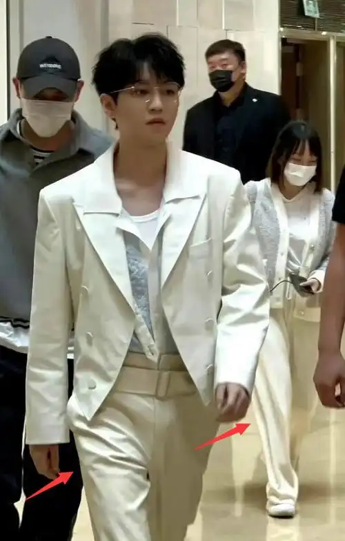 实际上,早在之前,王俊凯与经纪人杨柳因为一些举止就引发过不少热议