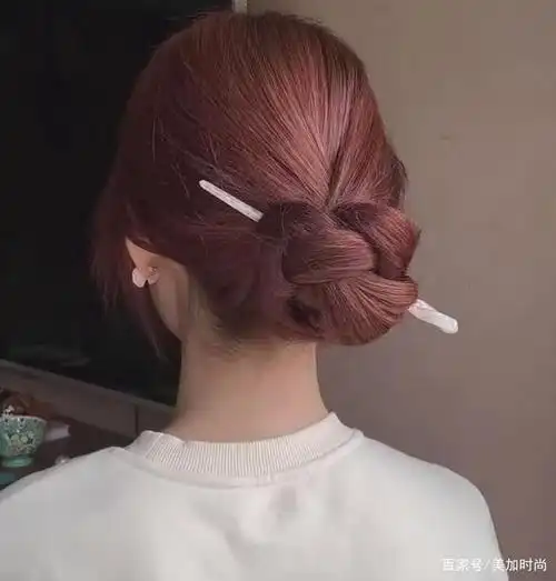 发簪先往右边插入,再整个向左穿过丸子即可. 方法三