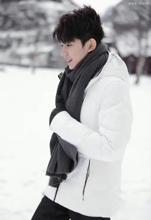 231212 王源冬季写真曝光,温暖如春风融化雪花