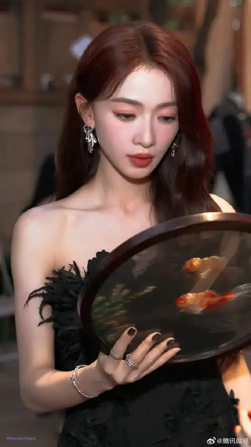 吴谨言撑伞神图