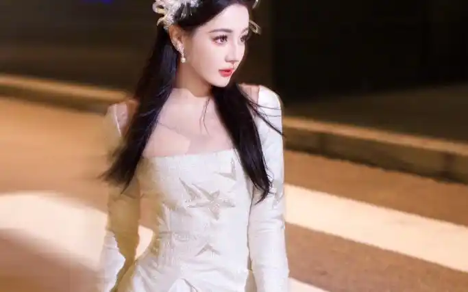 【迪丽热巴星光大赏】badada女士星光大赏的碎片