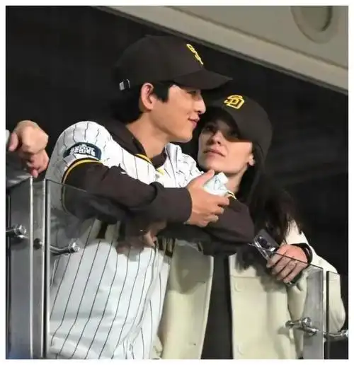 宋仲基夫妇甜蜜现身棒球赛场欢乐互动爱意满满