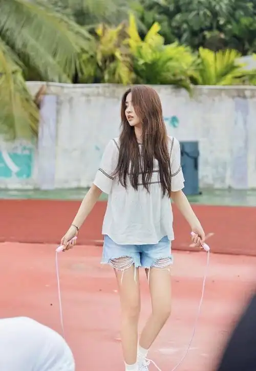 金子涵登上《蒙面舞王》,小a裙背后大蝴蝶结别致,舞技超惊人