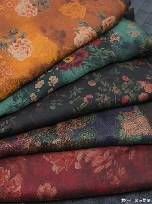 香云纱就是非遗布料中的软黄金#穿上香云纱做的衣服真有一种大世忌儋