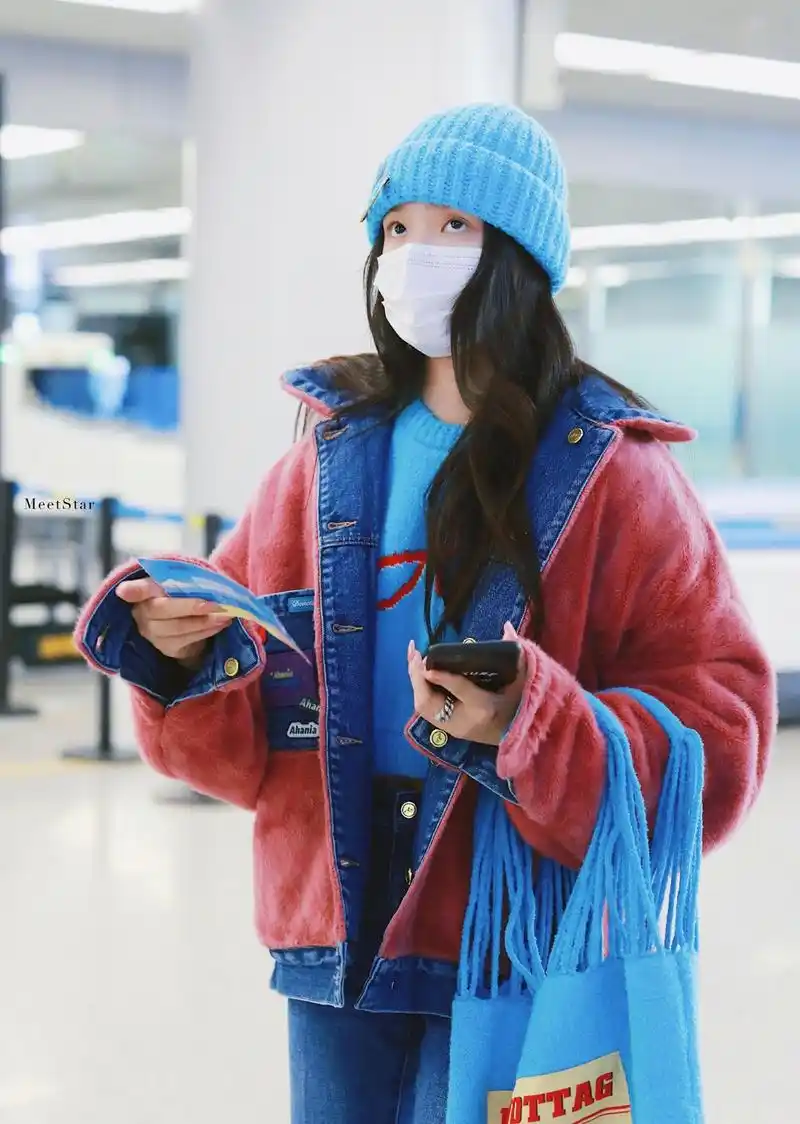 林允机场照,戴着蓝色毛线帽暖意融融