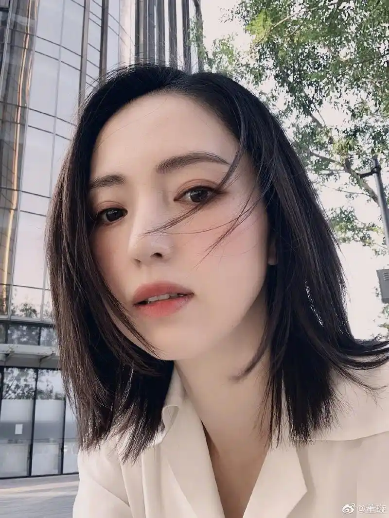 组图:董璇晒黑色齐肩短发自拍 双眼清澈肌肤粉嫩_高清图集_新浪网