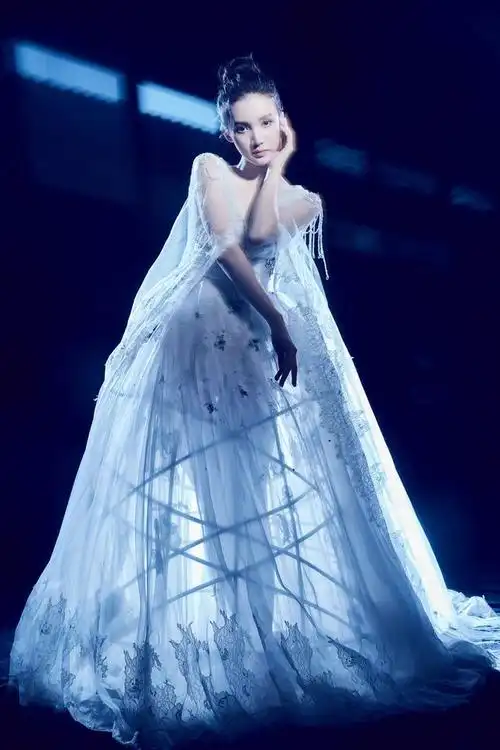 金晨优雅舞姿演绎唯美婚纱大片