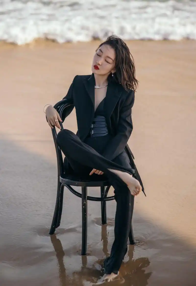 周冬雨穿西装光脚在海滩拍写真气质成熟 67#周冬雨