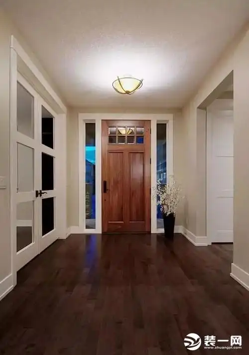 玄关铺地板深色木地板效果图