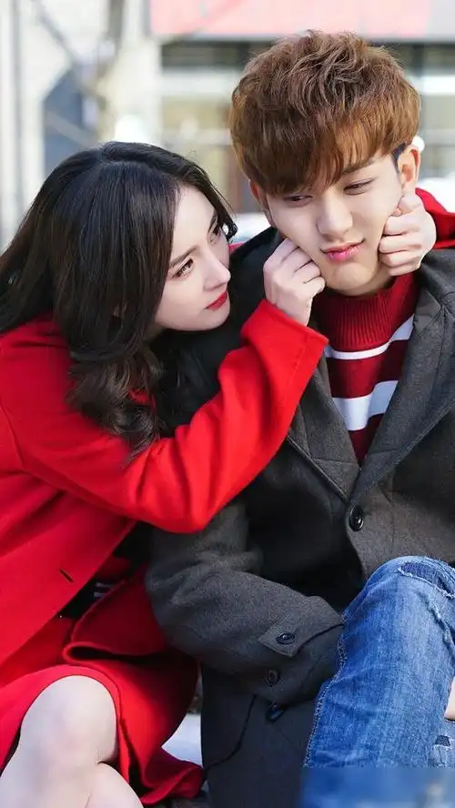 谈判官黄子韬杨幂美图分享虽是姐弟恋但感觉好般配