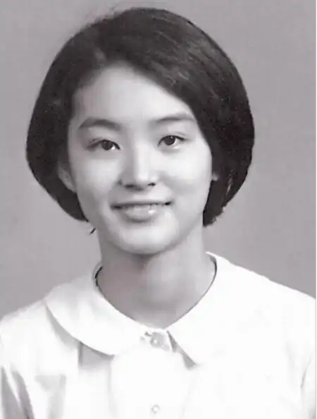 林青霞17岁被发掘出道,当时还是学生,模样清纯