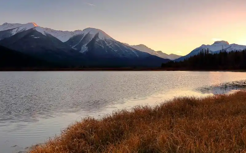 加拿大落基山脉唯美风景高清图片桌面壁纸,加拿大的落基山脉是由很多