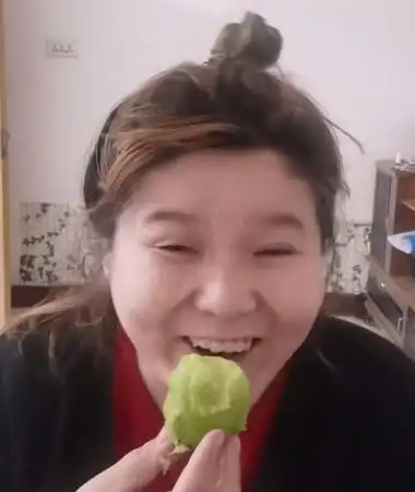 郭老师凭借"郭言郭语"夸张的言语和表情动作一度爆