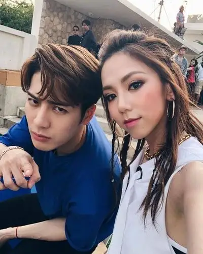 王嘉尔合照素材