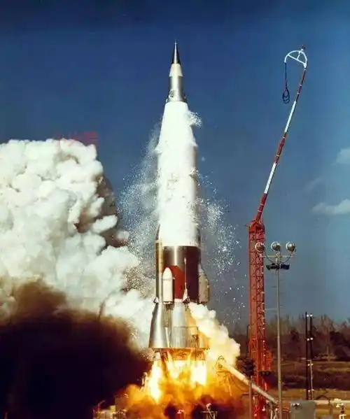 不过,由于ss-6洲际弹道导弹和宇宙神洲际弹道导弹体积太大,使用的液体