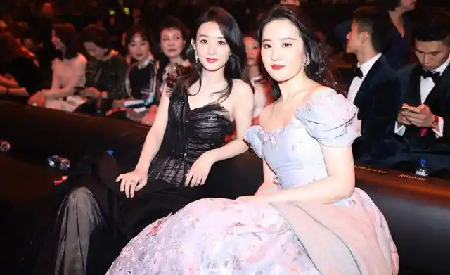 刘亦菲赵丽颖同框抢眼,一个优雅大方一个梦幻唯美