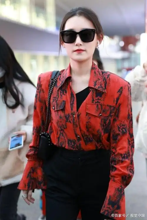 演员蒋依依现身首都机场 衣品很赞