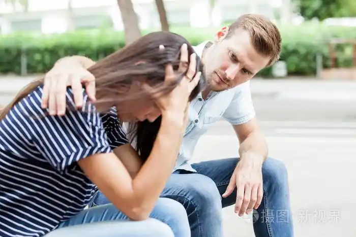 安慰他伤心哀悼朋友男人