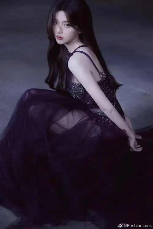 #杨超越露背紫纱裙#