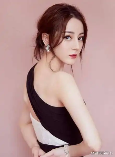 31岁迪丽热巴出席活动!数百人围堵追拍热闹非凡,身材姣好真的性感