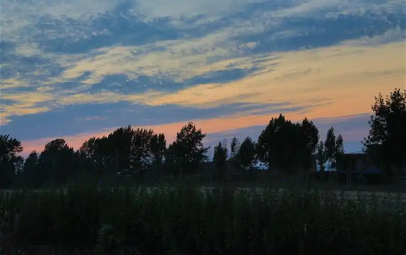 傍晚,宁静的山村 (共 13 p)