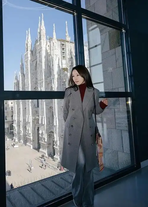 杨钰莹今年第6次到访西欧在意大利米兰大教堂广场喂鸽子