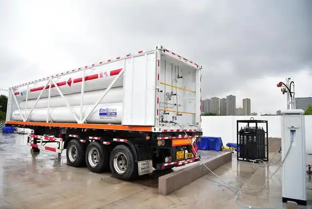 这是8月28日在重庆两江加氢站拍摄的氢气管束车.